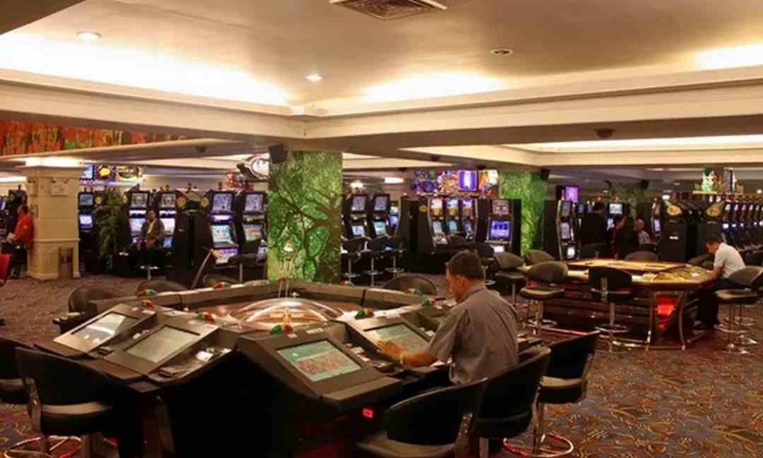 Sảnh chơi rộng rãi, thoáng mát, thiết bị chơi tốt là điều Good Luck Casino có
